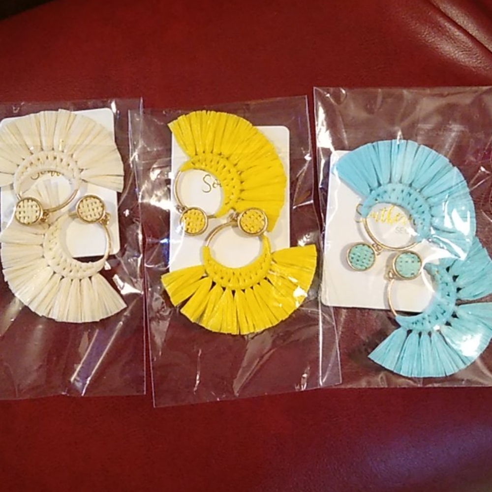 Adorable tassel earrings.